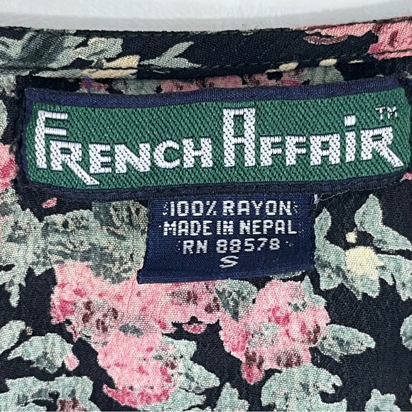 French Affair Black and Pink Floral Blouse with Front Buttoned Design vintage - Picture 4 of 5